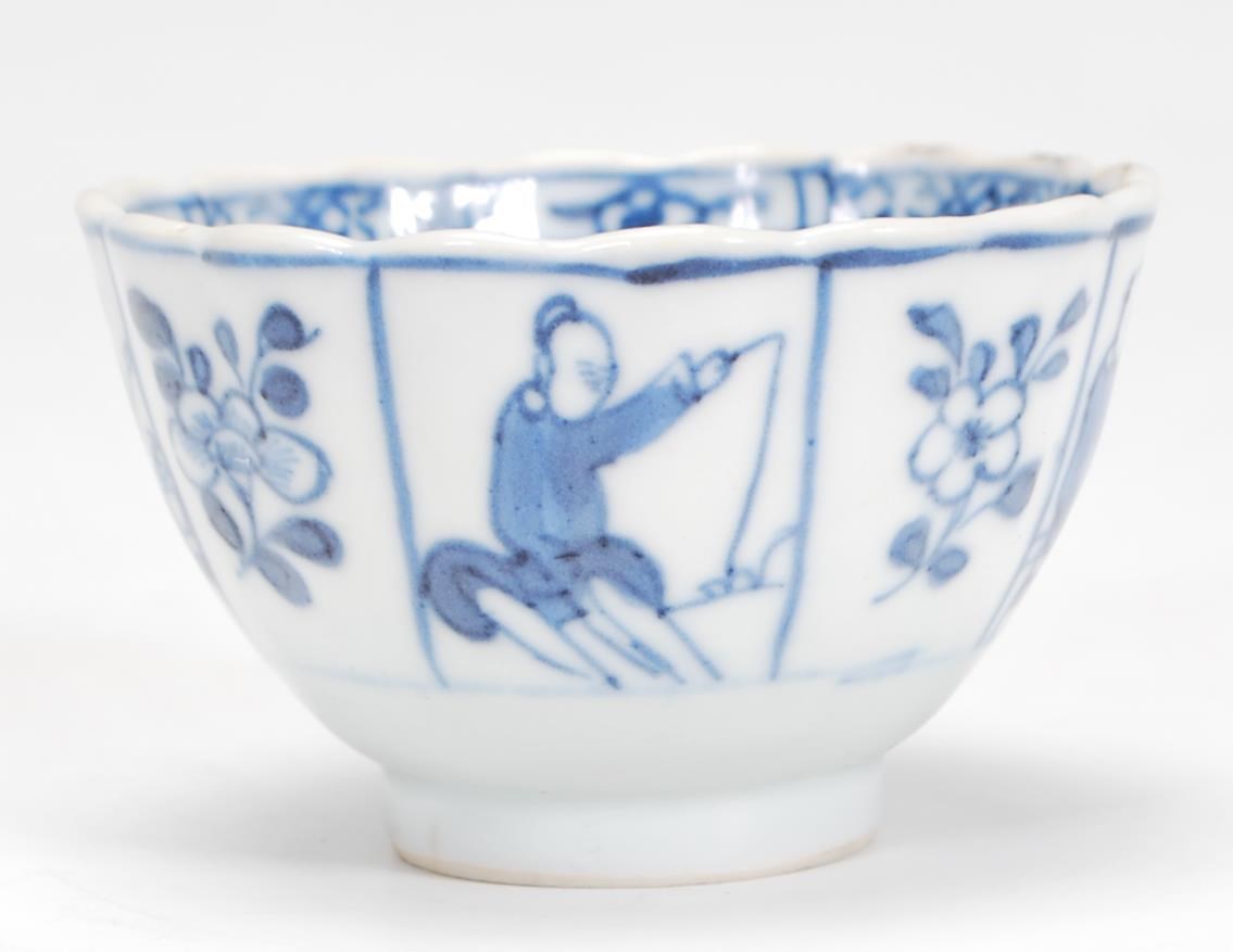 A 19th Century Chinese blue and white tea bowl rai - Image 3 of 7