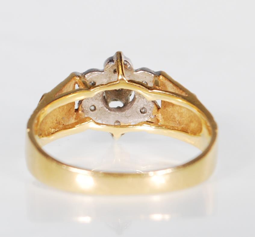 A hallmarked 18ct gold ladies dress ring having ge - Image 3 of 6