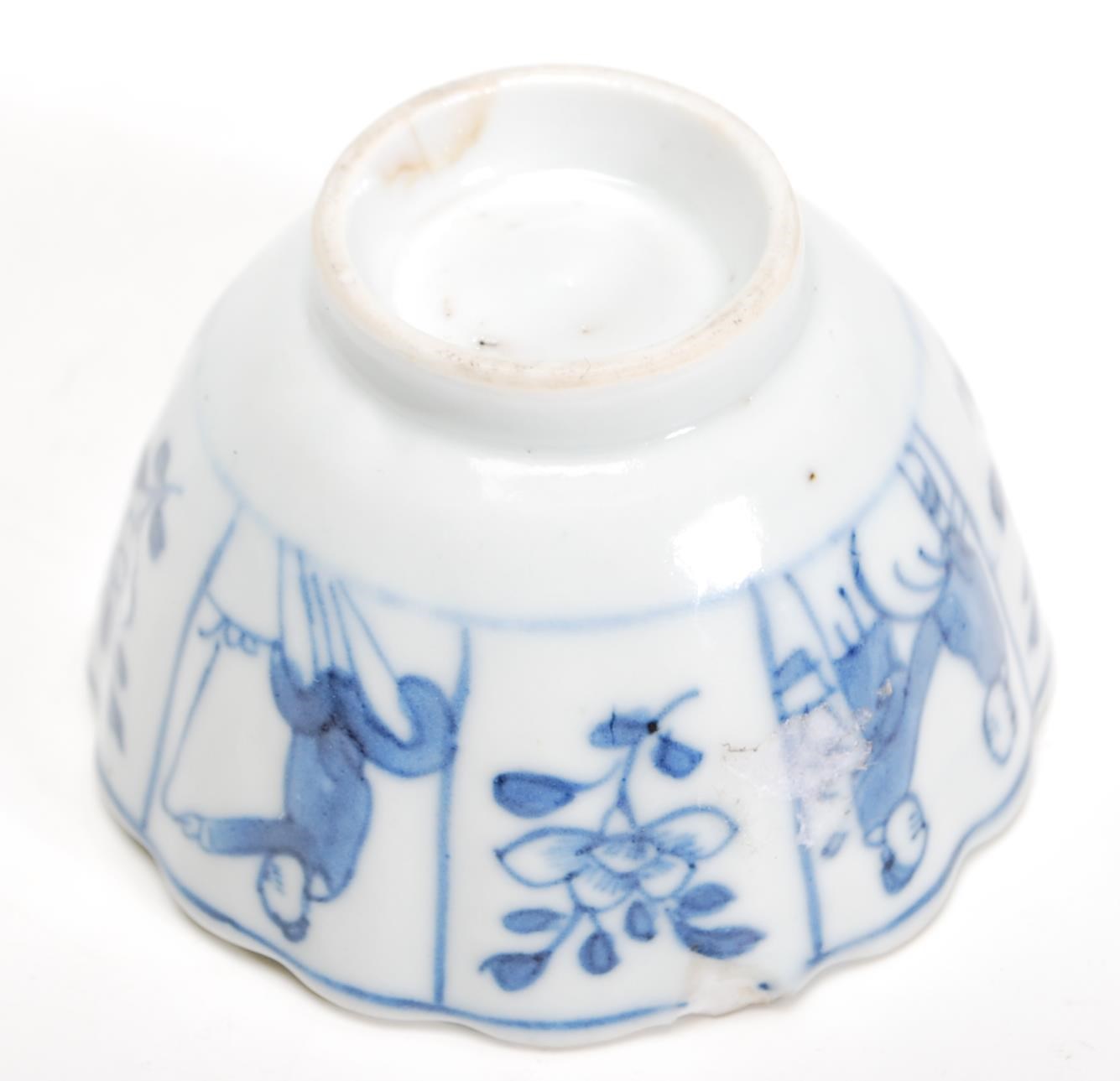A 19th Century Chinese blue and white tea bowl rai - Image 7 of 7
