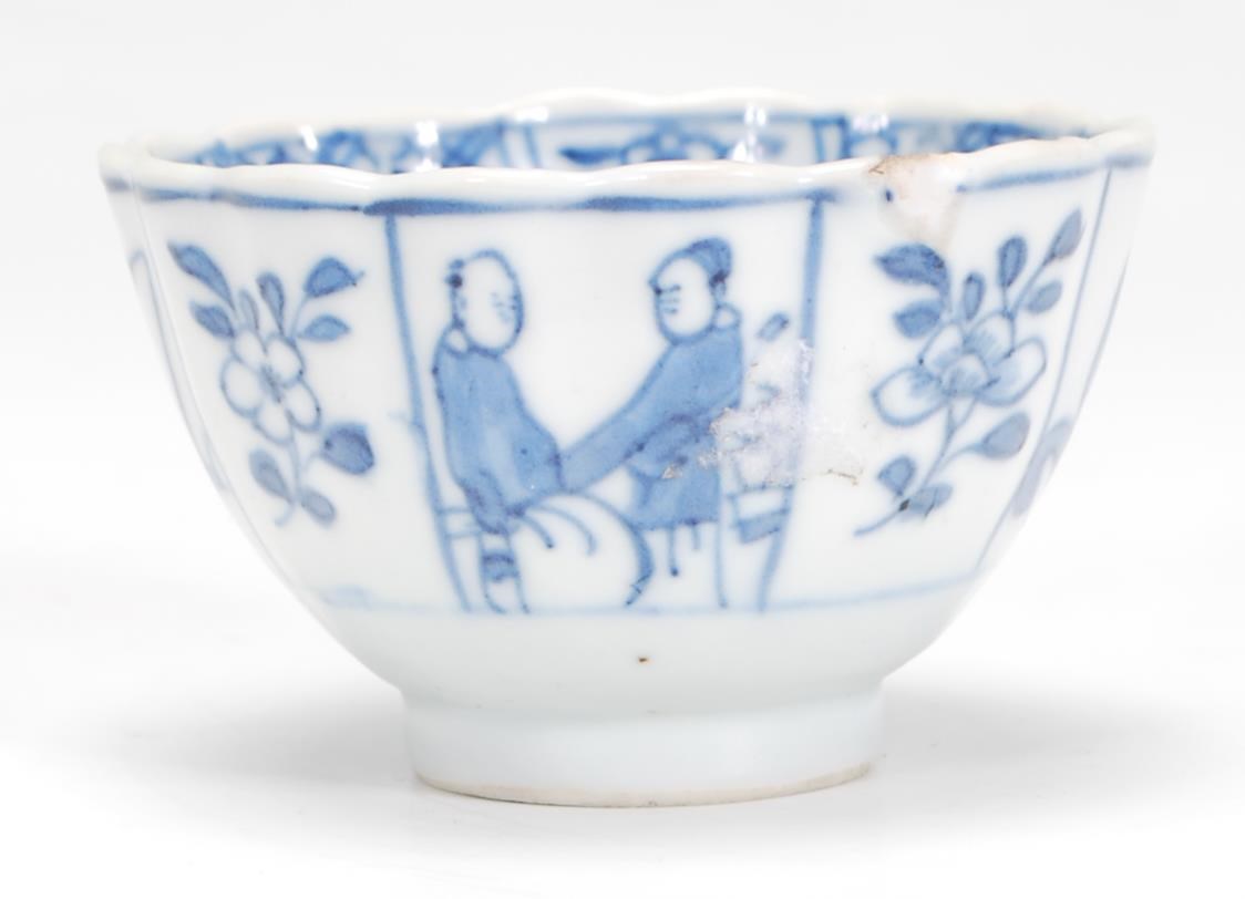 A 19th Century Chinese blue and white tea bowl rai - Image 2 of 7