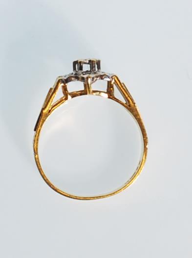 A hallmarked 18ct gold ladies dress ring having ge - Image 4 of 6