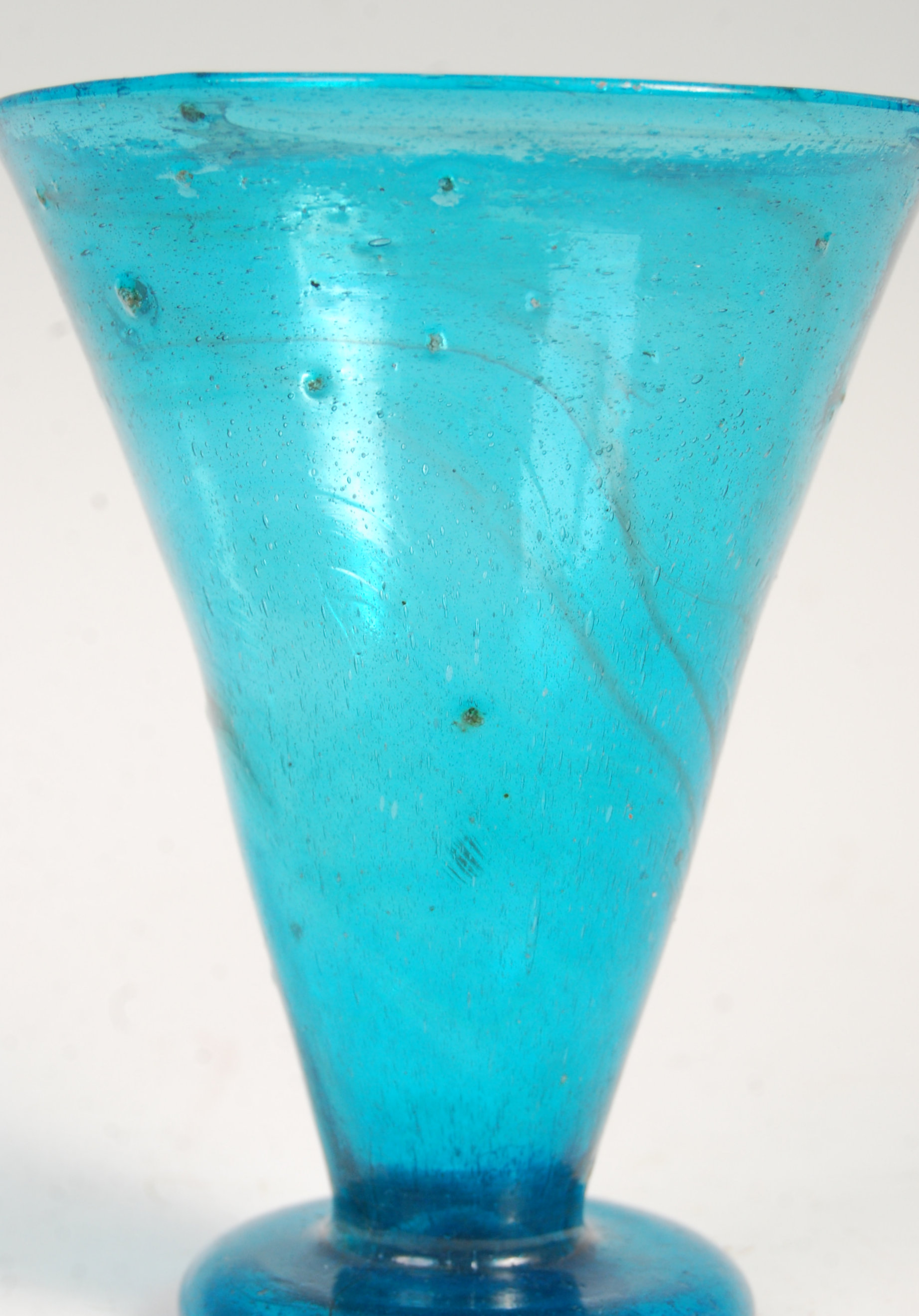 20TH CENTURY RECYCLED MUSKI GLASS EGYPTIAN BEAKER / VASE - Image 4 of 4