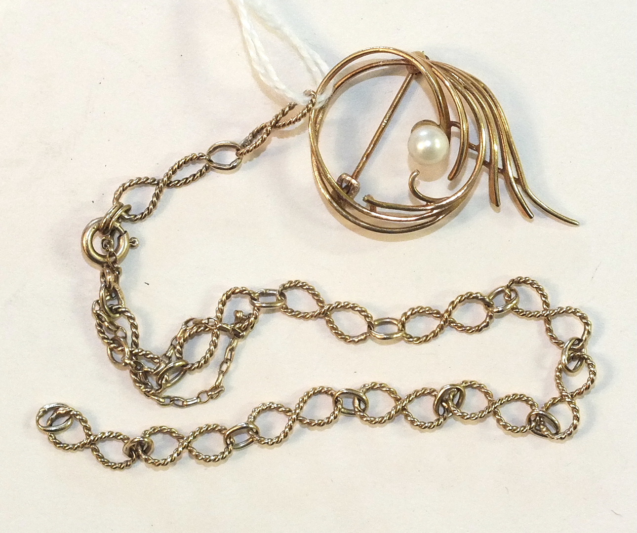 A 9ct gold brooch set cultured pearl, 2.8g and a 9ct gold fancy-link bracelet, (a/f), 3.8g, (2).