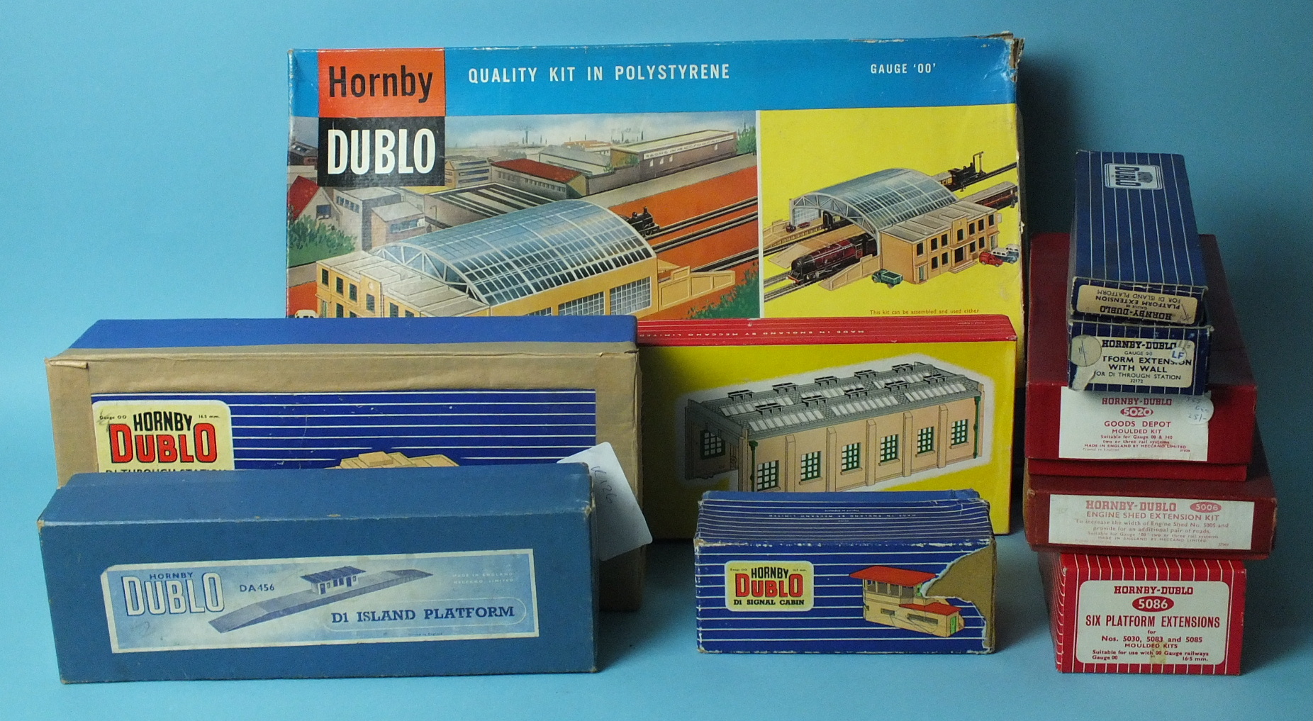 Hornby Dublo, boxed railway buildings: D1 Through Station with two extensions, DA456 Island