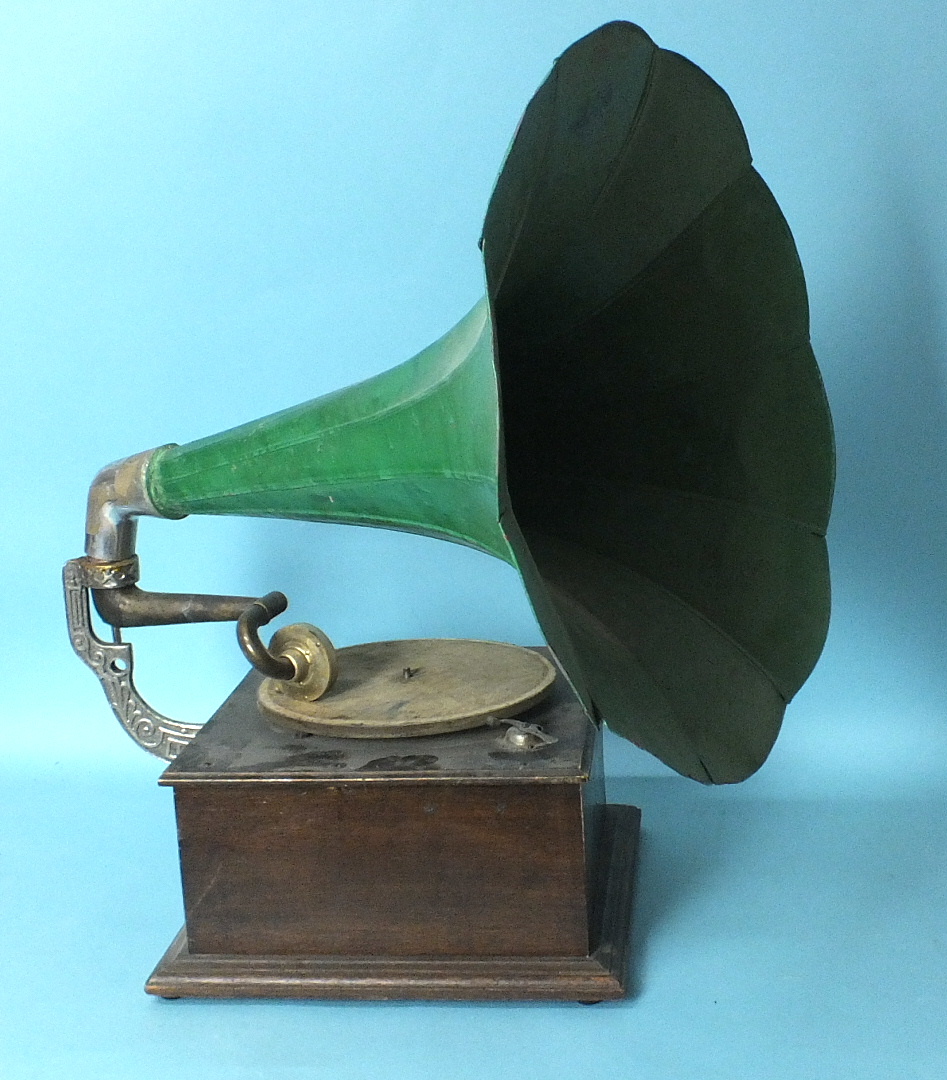 An early-20th century oak-cased horn table-top gramophone with painted pressed tin horn, base 37 x