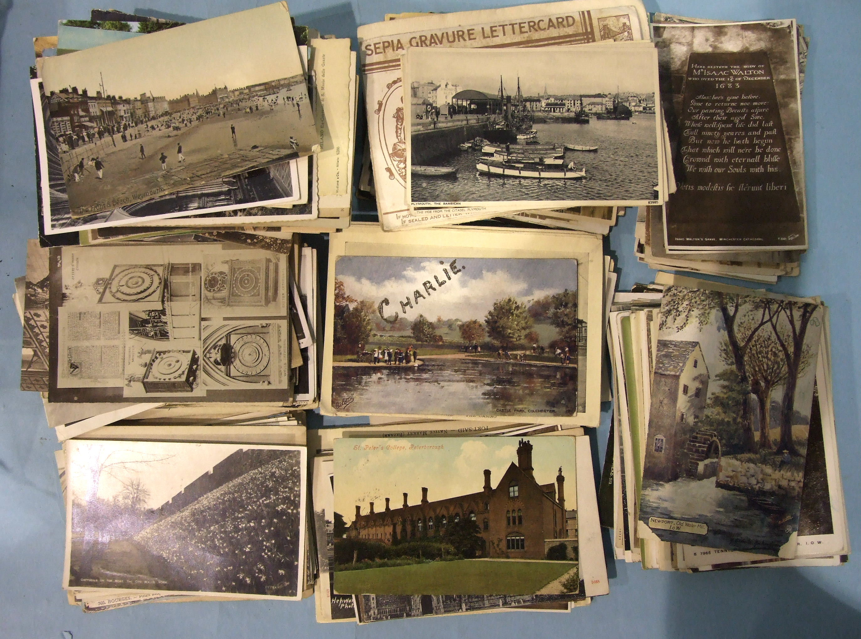 Approximately 400 loose postcards, mainly topographical, UK and foreign, including some RPs.