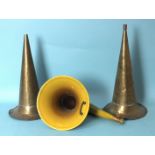 Excellaite, a painted cast metal and aluminium swan-neck horn, 26cm and two brass horns, 25cm, (3).