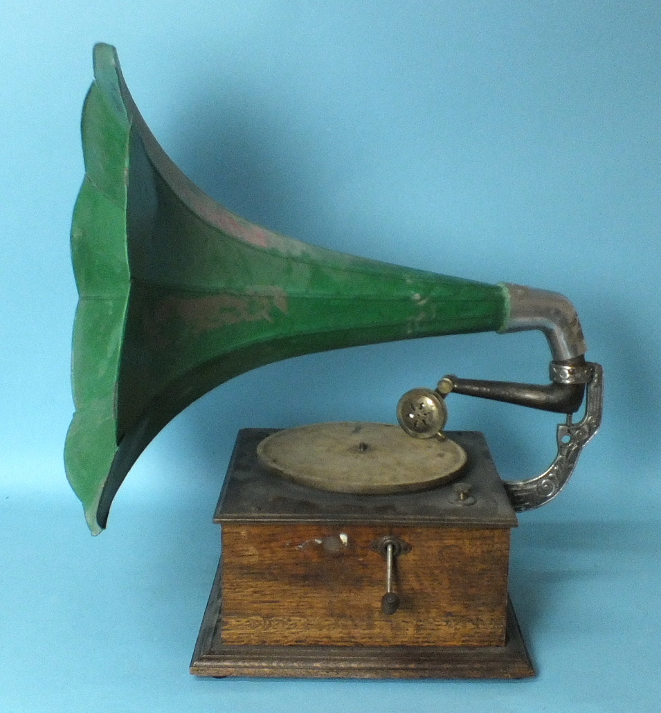 An early-20th century oak-cased horn table-top gramophone with painted pressed tin horn, base 37 x - Image 2 of 2