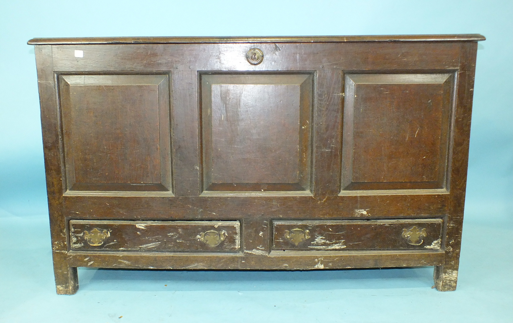An 18th century oak mule chest, the hinged lid above fielded plain panels and two base drawers, - Image 2 of 2