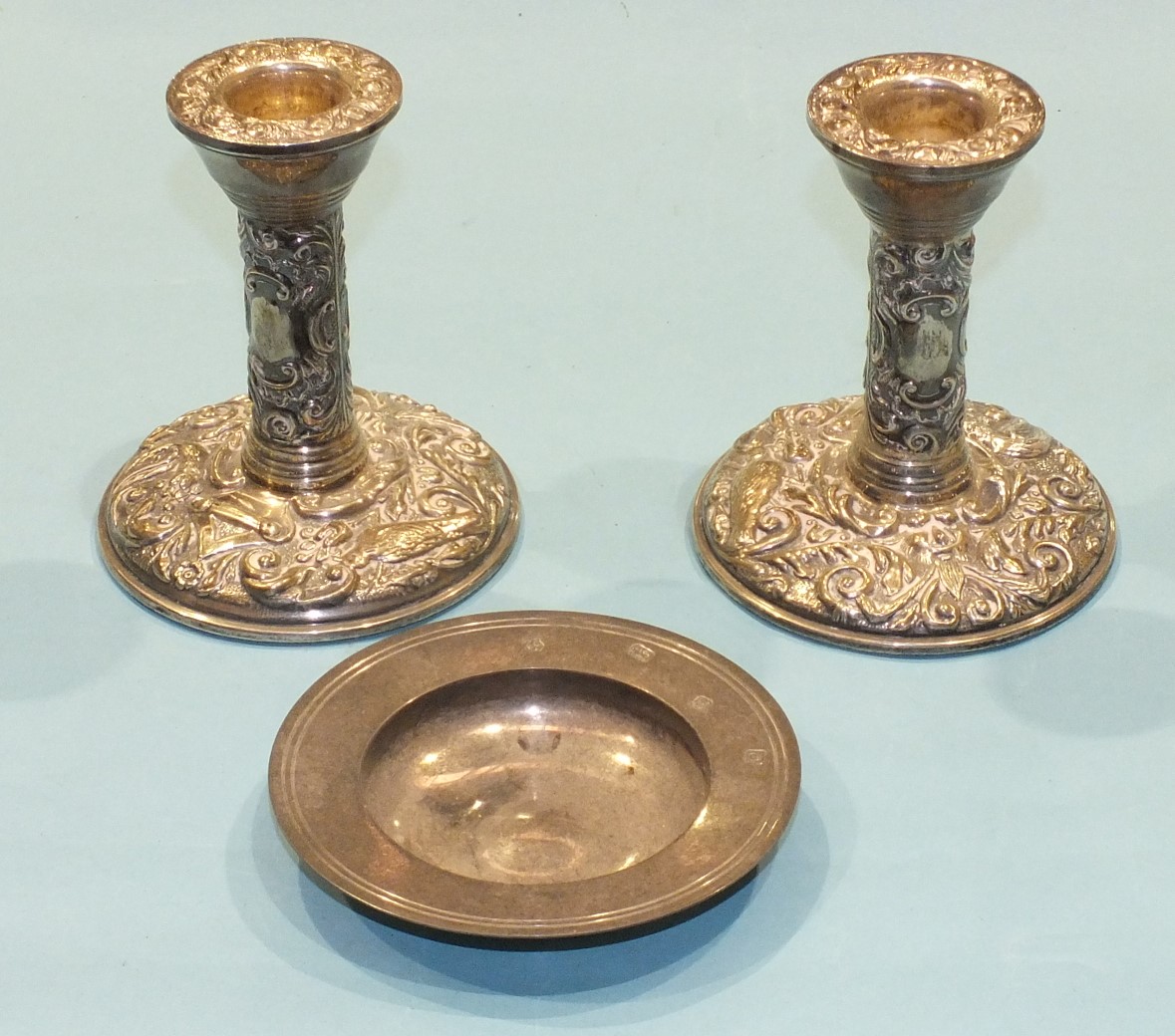 A pair of modern foliate embossed short silver candlesticks, Birmingham 1980, 11cm high and a