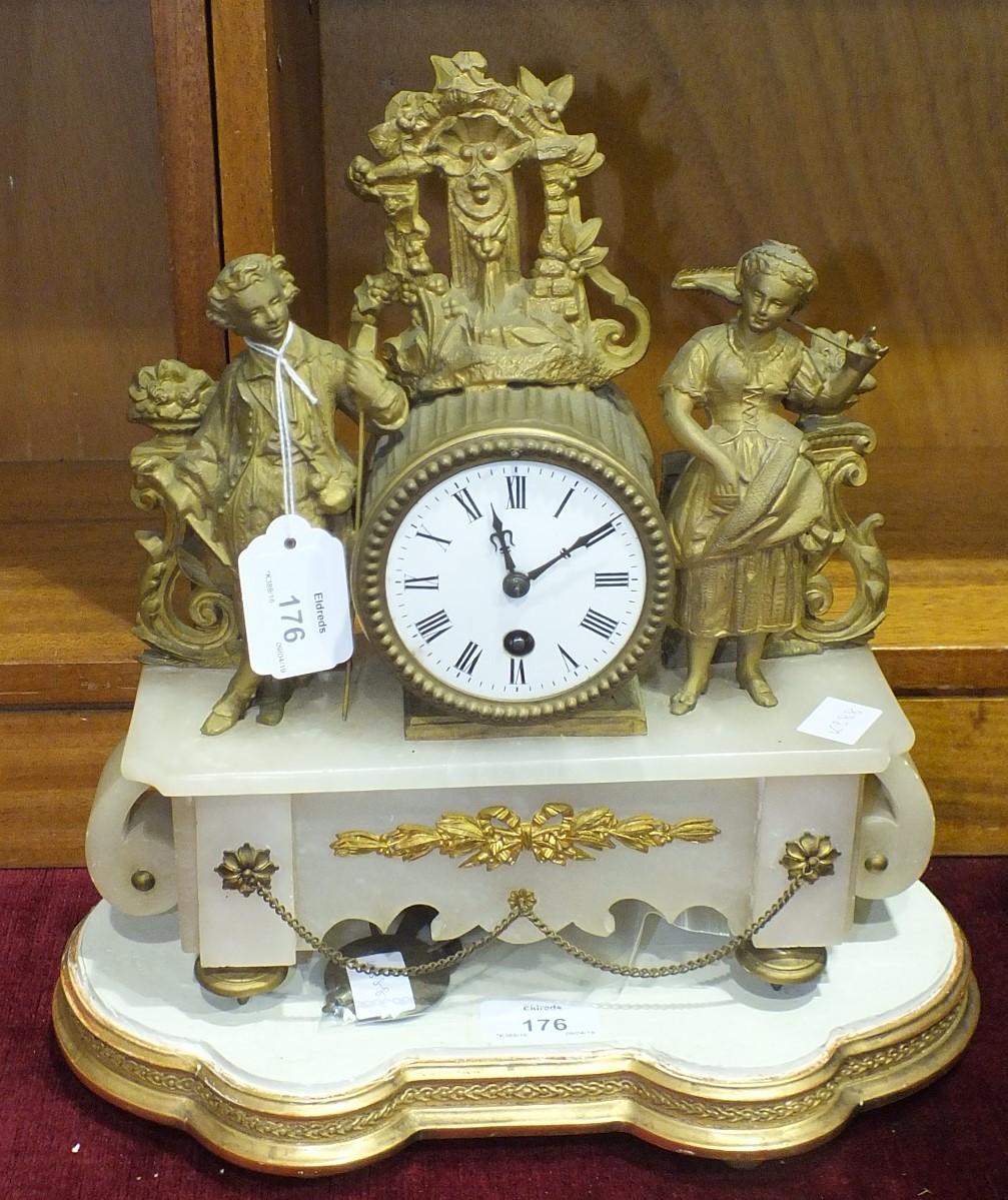 A gilt metal and alabaster mantel clock with French drum movement, pendulum and key, 31cm high and a