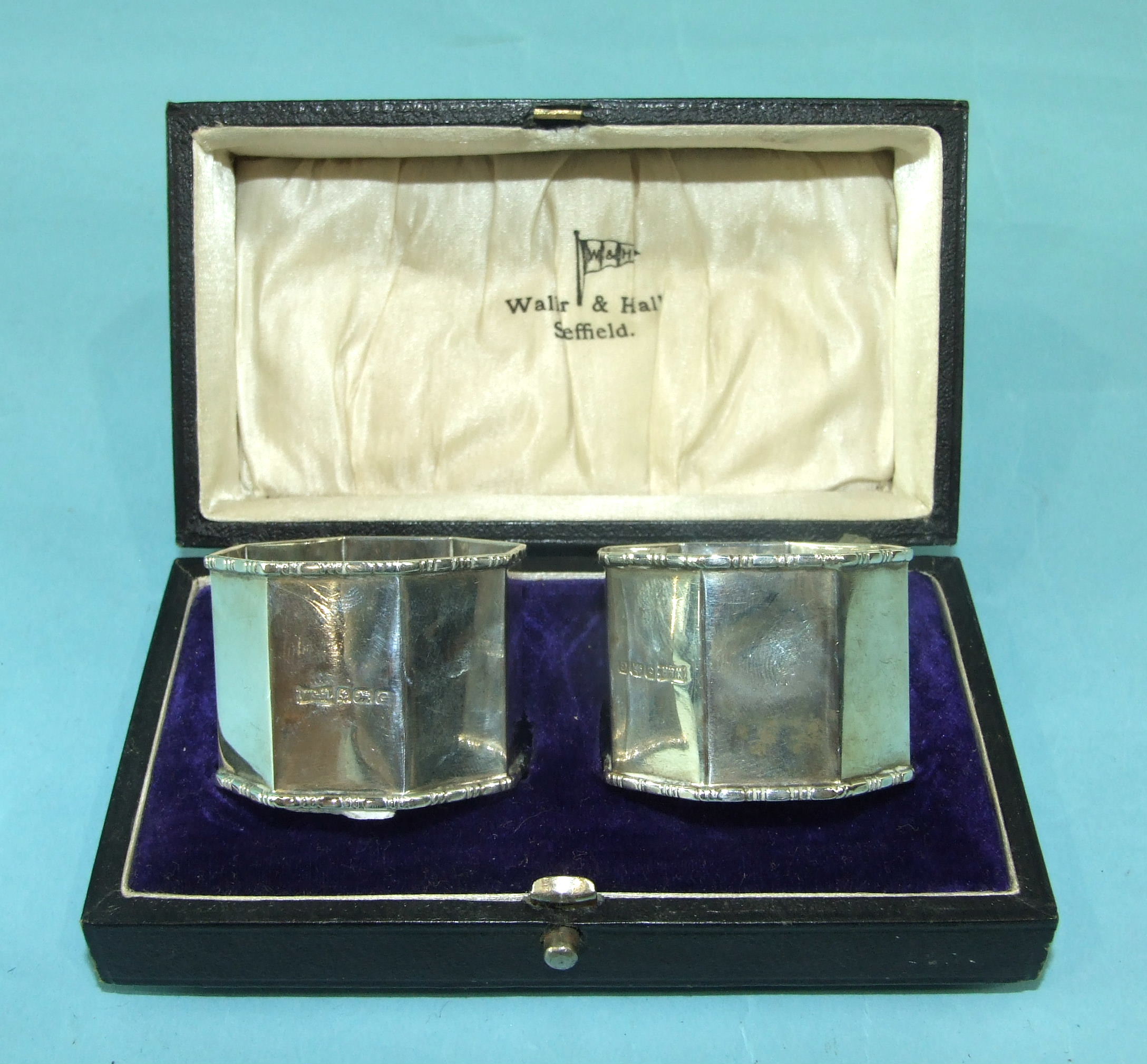 A pair of Walker & Hall cased octagonal-shaped silver napkin rings, Birmingham 1931.