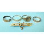 Four 9ct gold rings and a gold brooch fragment, 7.8g.