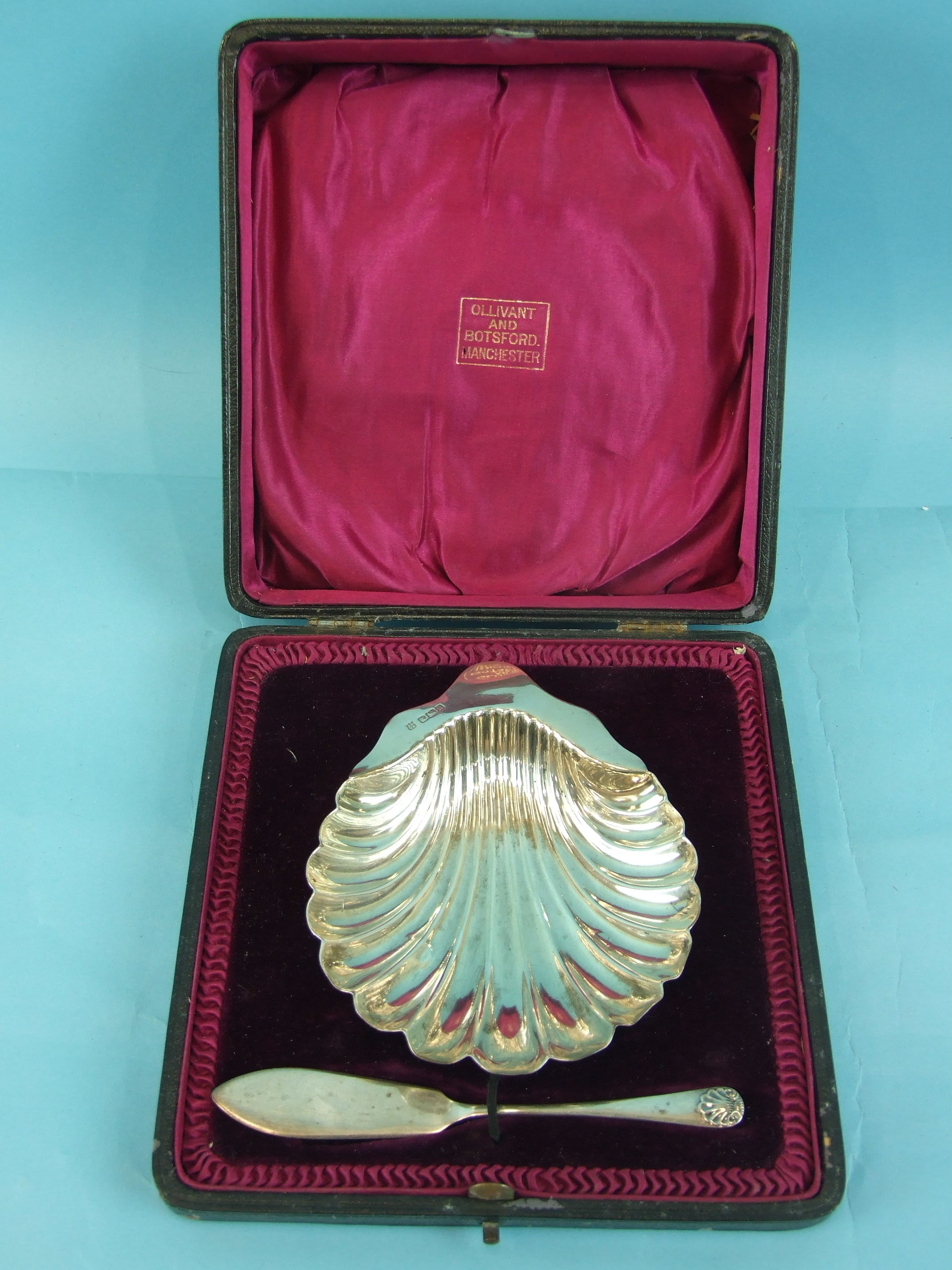 A shell-shaped butter dish and spoon in fitted box, maker James Deakin & Sons, Sheffield 1905, - Image 2 of 2