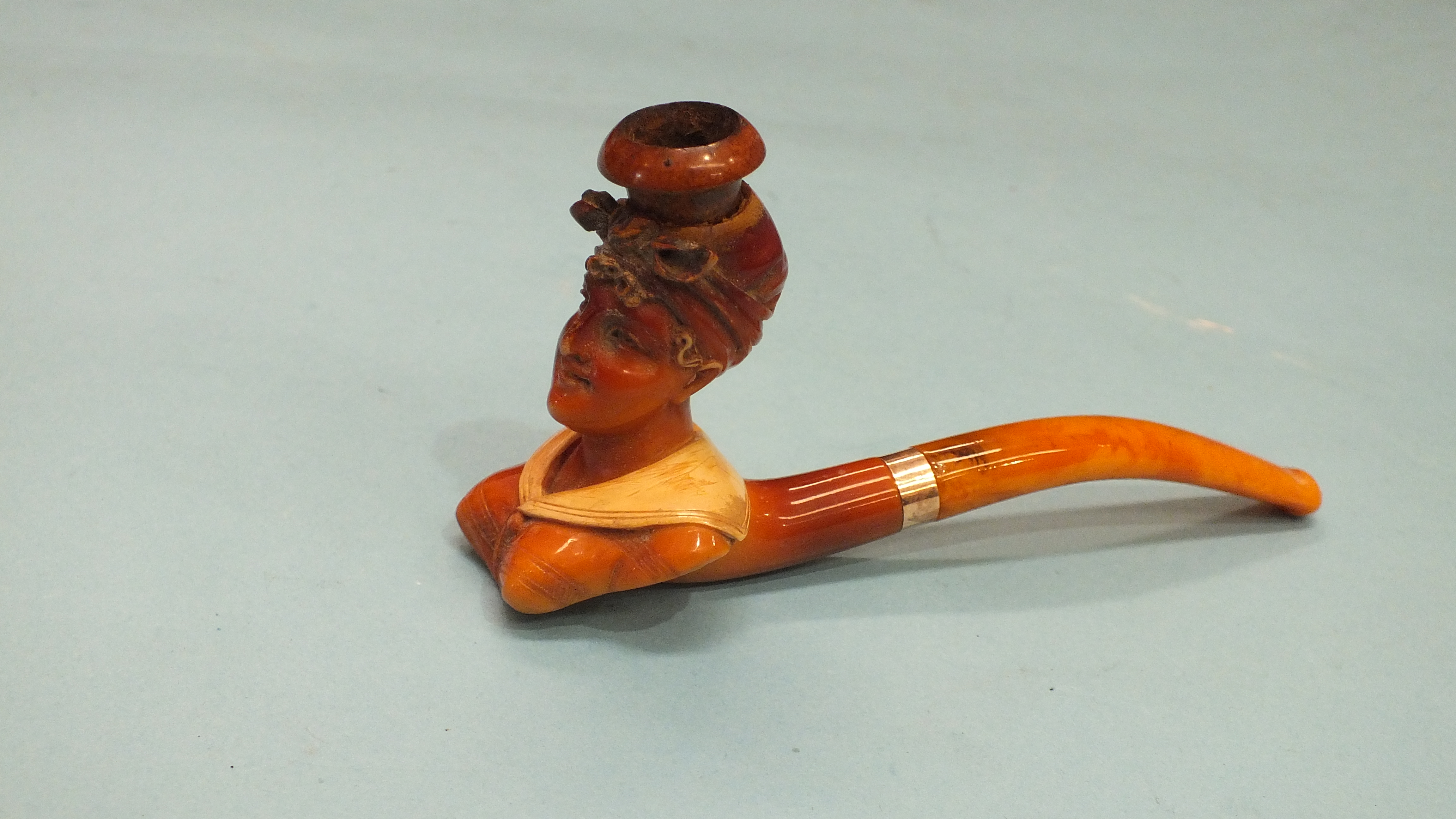 A meerschaum pipe, the head and shoulders of a young woman, in case marked Luis Vives y C'a, 11. - Image 2 of 2