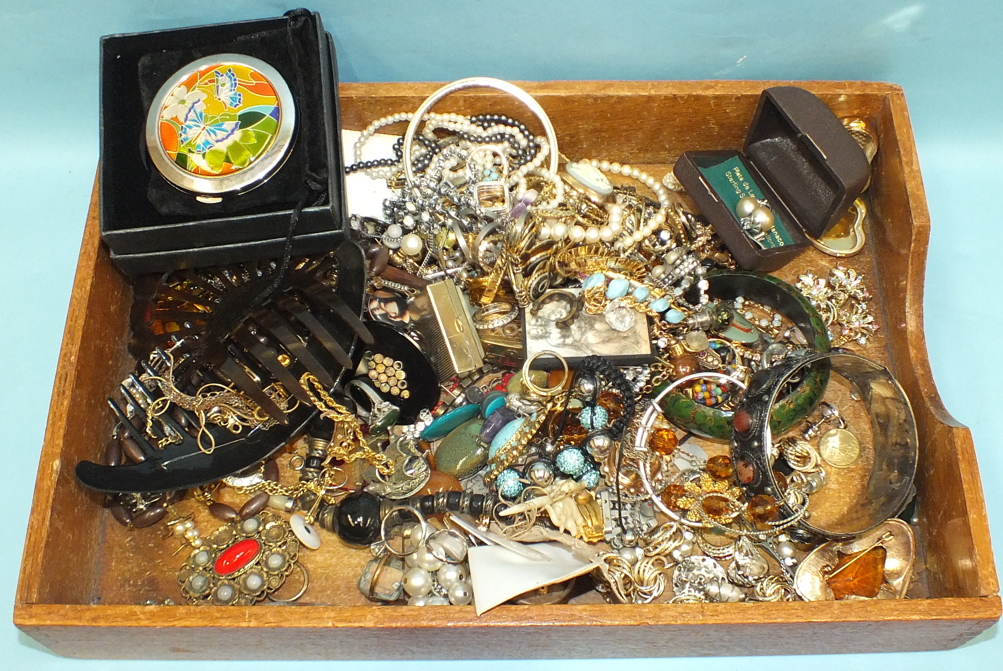 A quantity of costume jewellery.