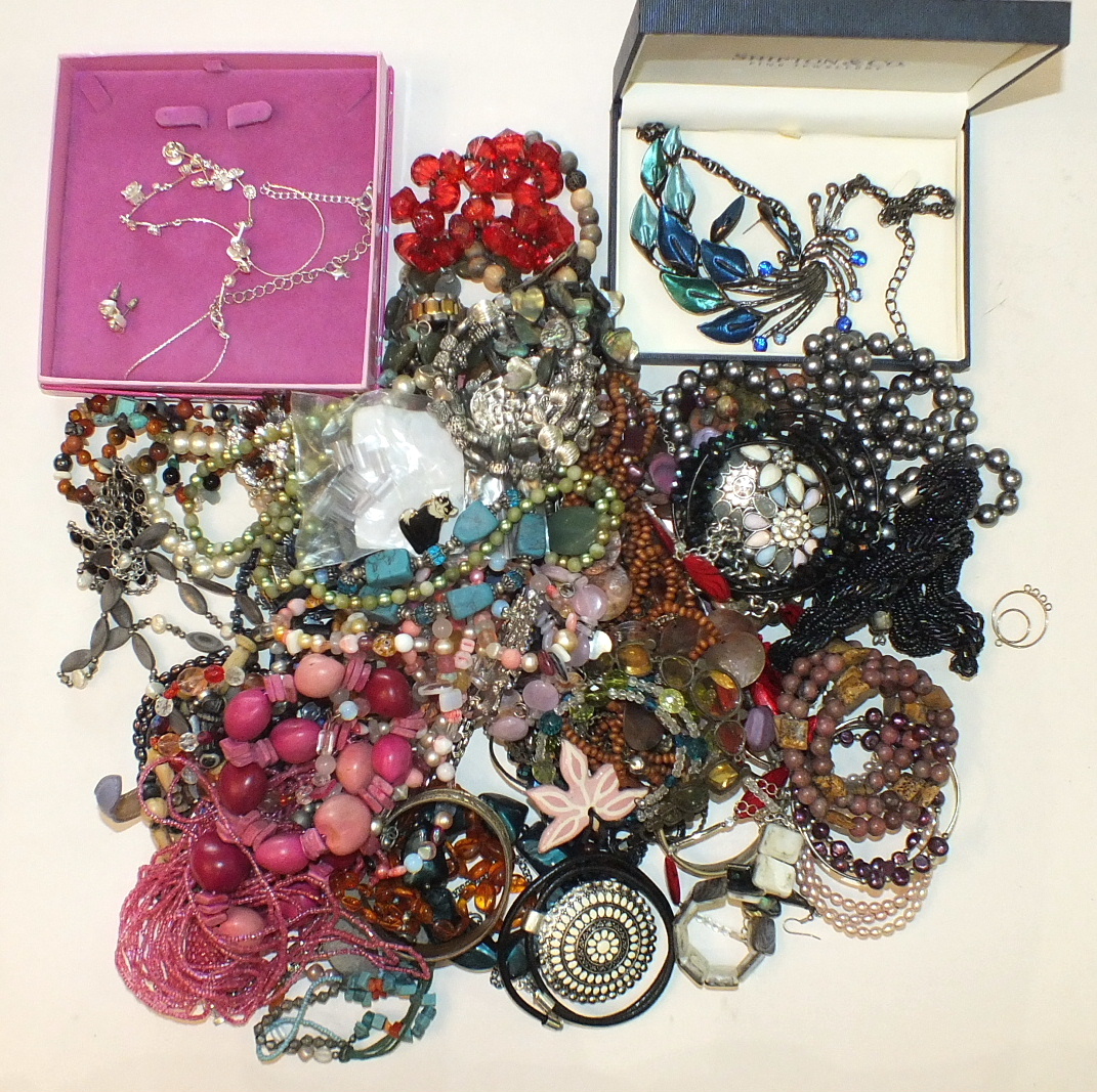 A quantity of costume jewellery.