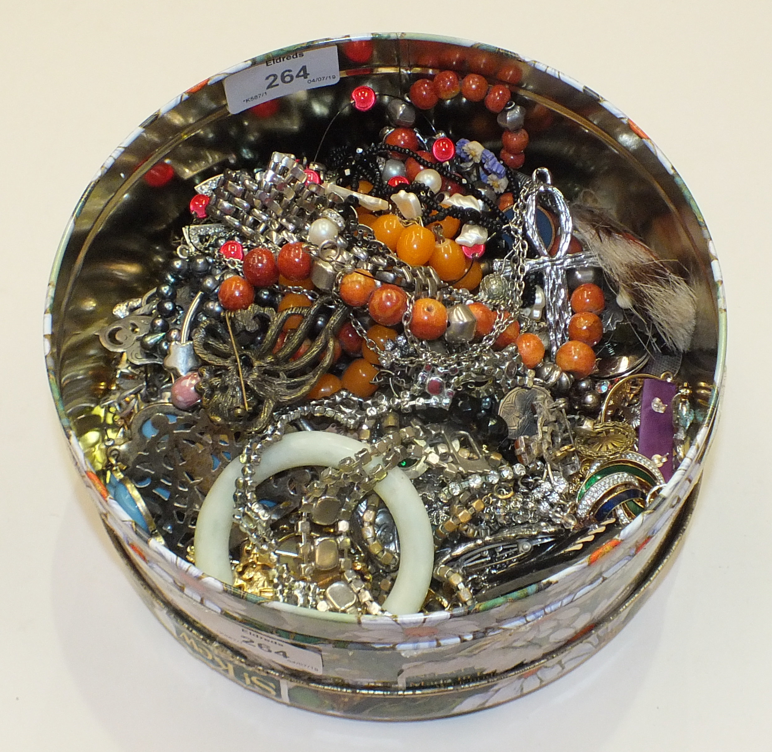 A quantity of costume jewellery.