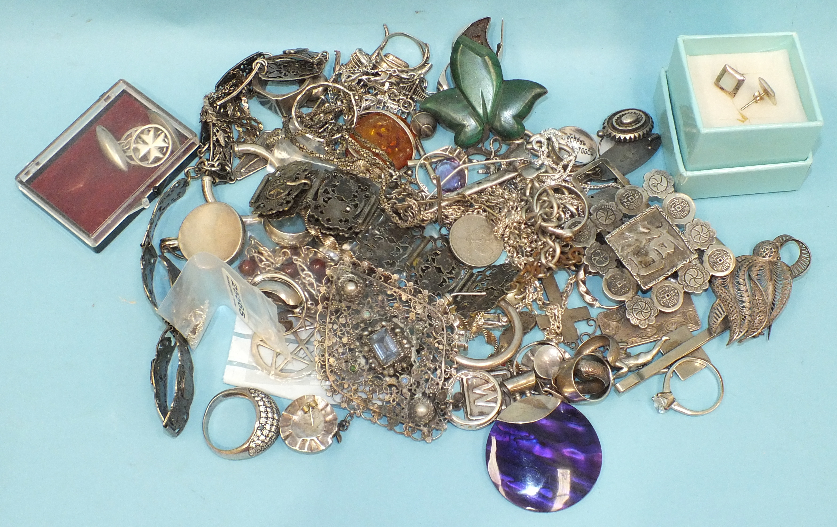 A quantity of silver and white metal jewellery.