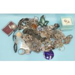 A quantity of silver and white metal jewellery.