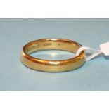 A 22ct gold wedding ring, size R, 7g.