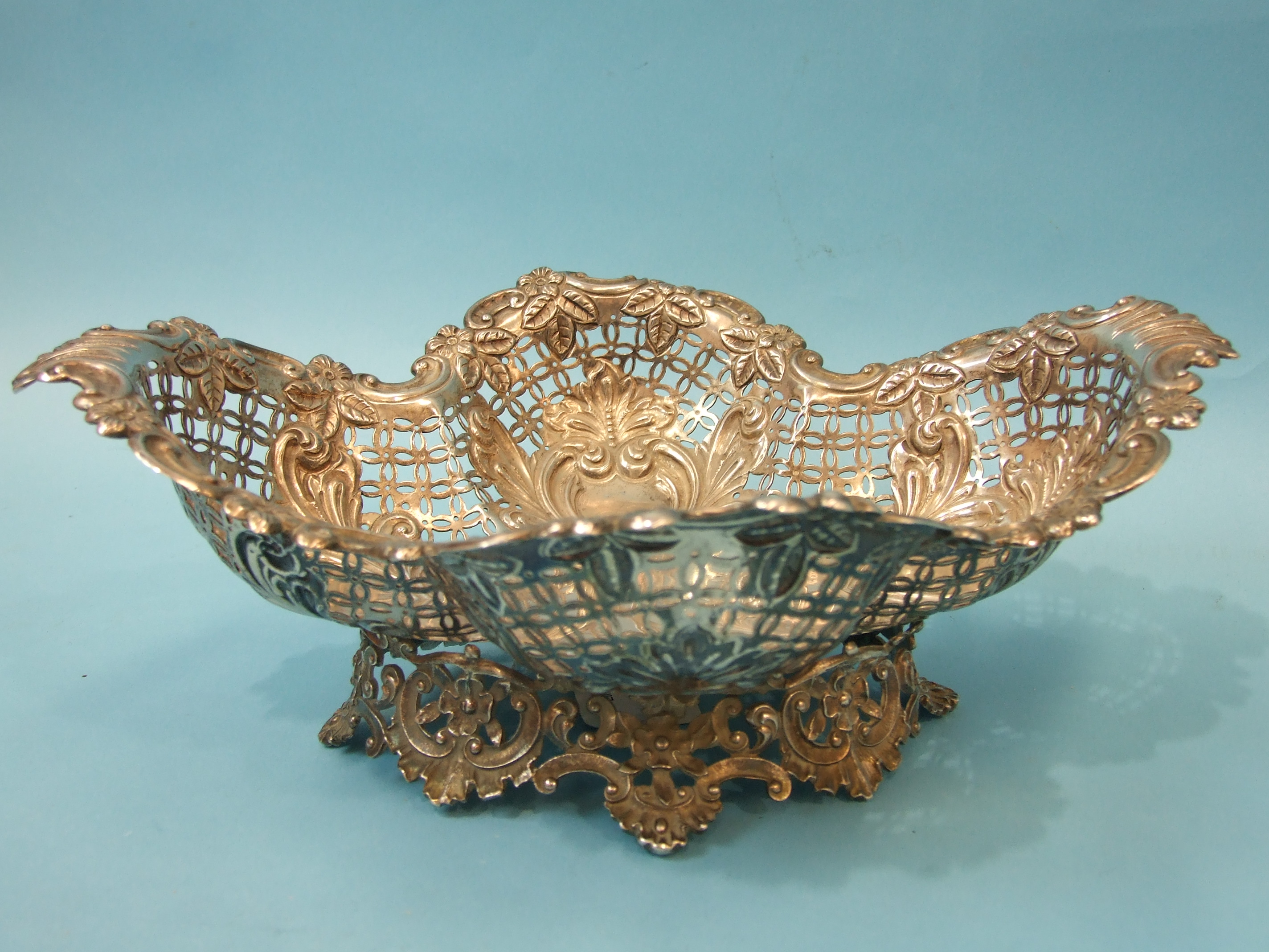 A Mappin & Webb silver cake basket, the pierced and lobed quatrefoil basket raised on elaborately- - Bild 2 aus 3