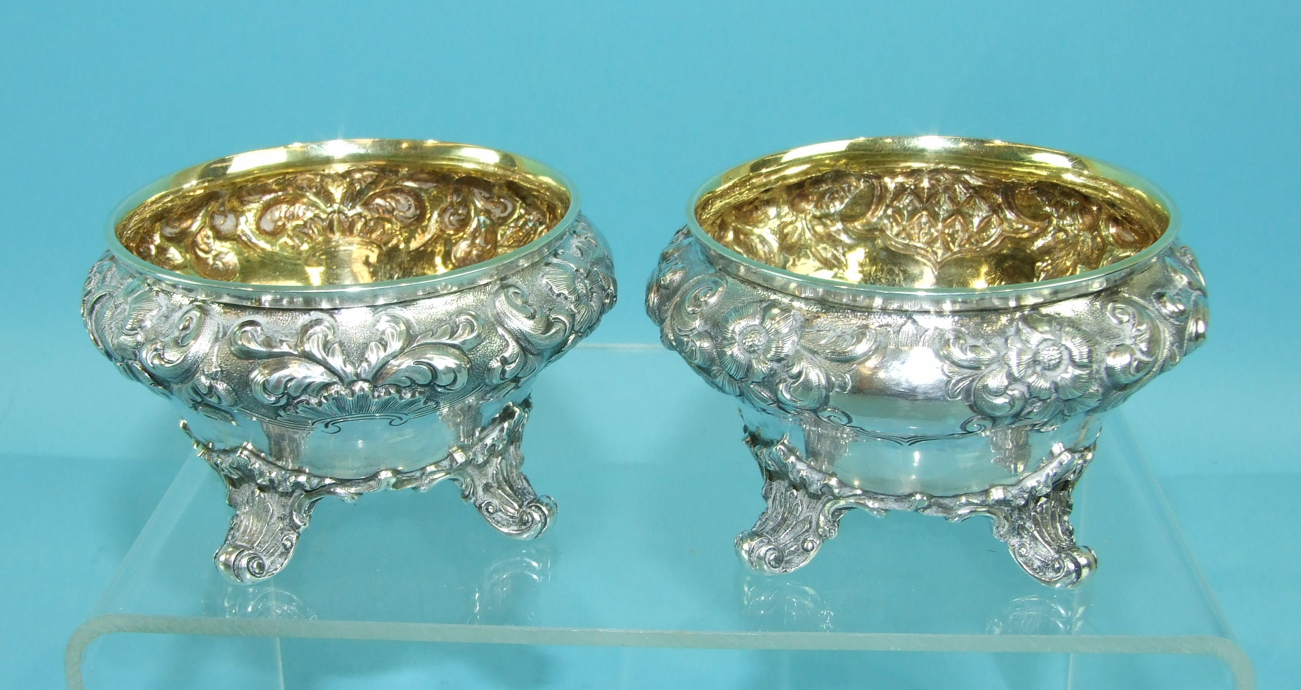 A pair of Victorian salts of compressed circular form embossed with flowers and foliage, on four - Bild 3 aus 4