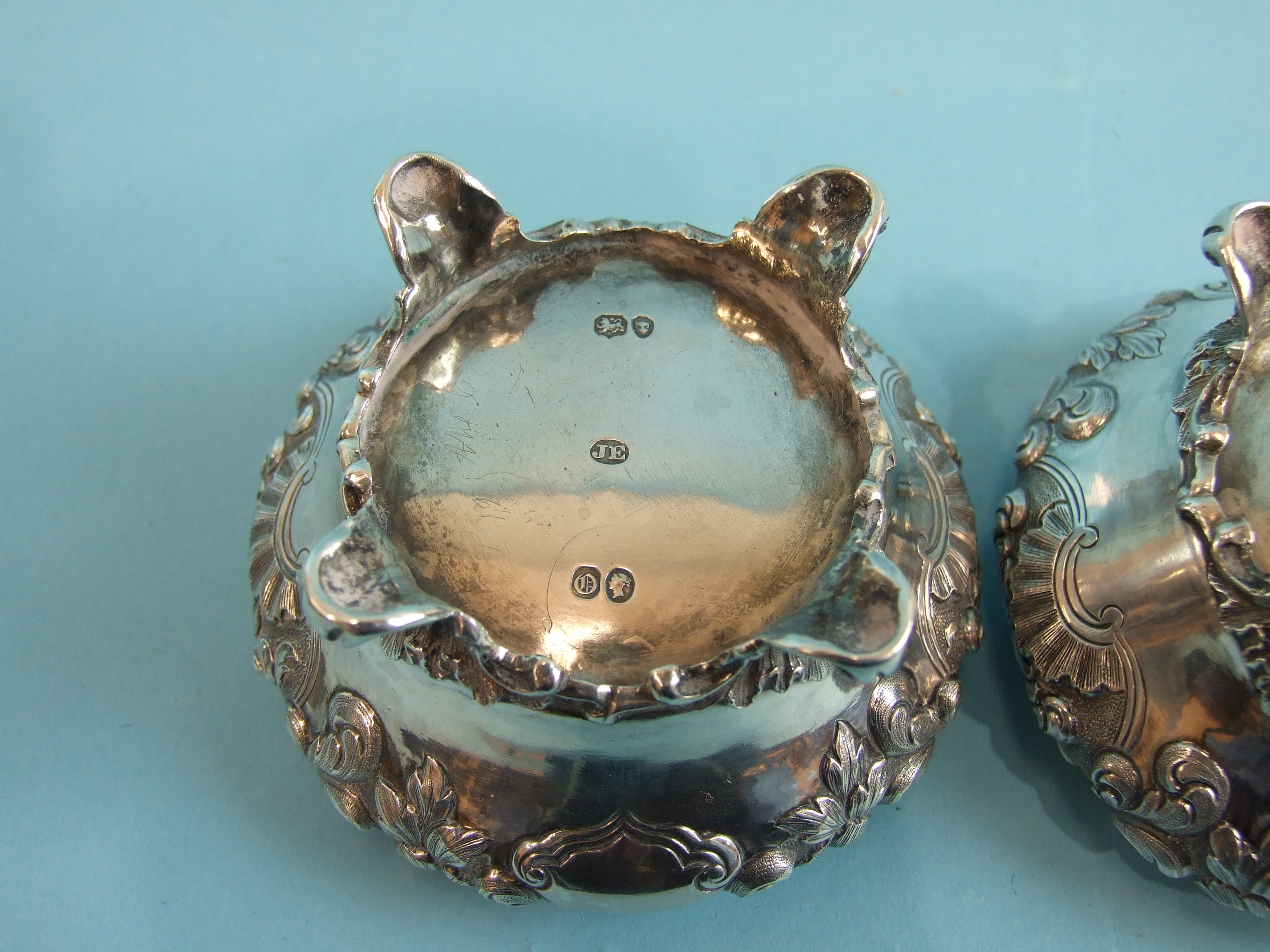 A pair of Victorian salts of compressed circular form embossed with flowers and foliage, on four - Bild 4 aus 4