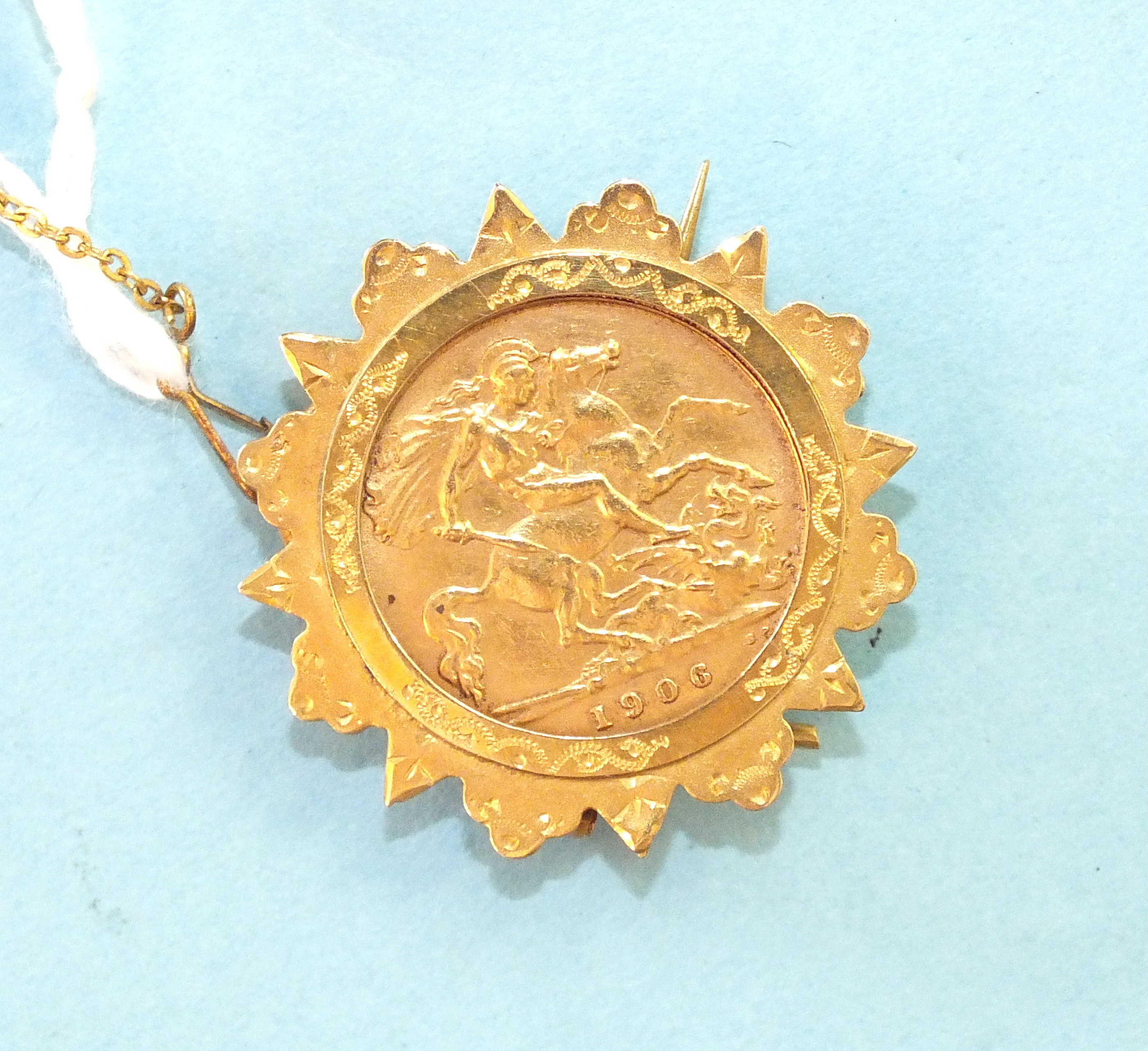 A 1906 half-sovereign in 9ct gold brooch mount, gross weight 6.2g.