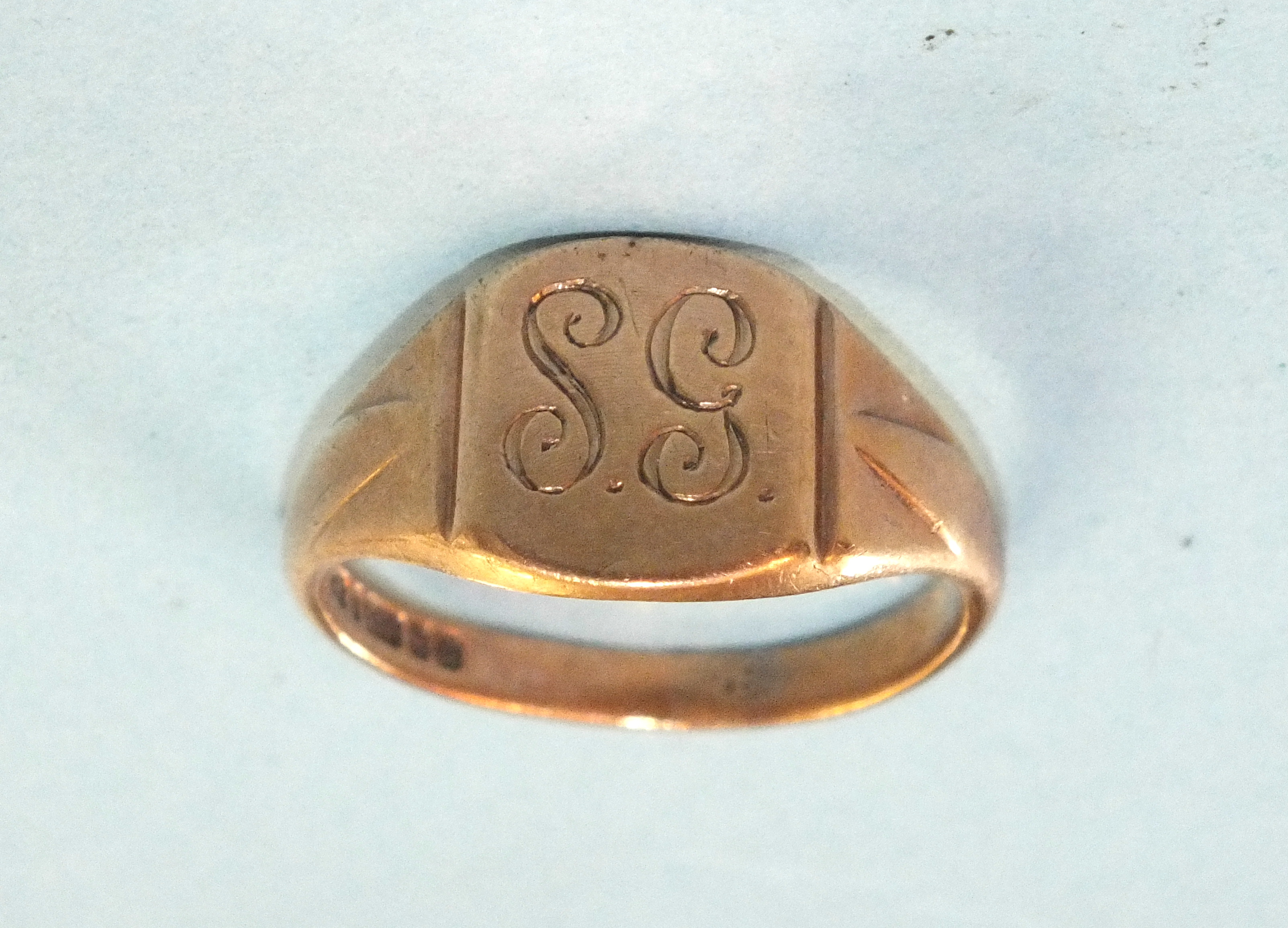 A 9ct gold signet ring, size V½, 5.5g.