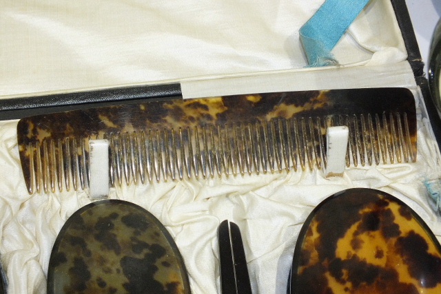 A tortoiseshell dressing table set in fitted case and a small artificial tortoiseshell jewellery - Image 3 of 11