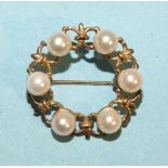 A 9ct gold open-work circular brooch set six cultured pearls, 23mm, 3.4g.