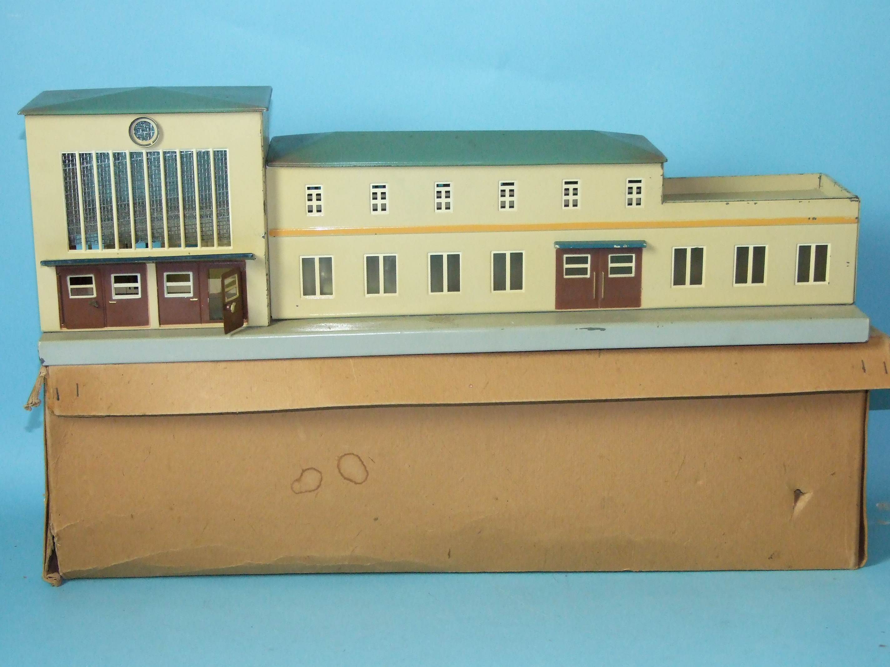 Märklin O gauge, a tinplate two-storey station building c1950's, 52cm, box bearing Märklin label - Image 2 of 2