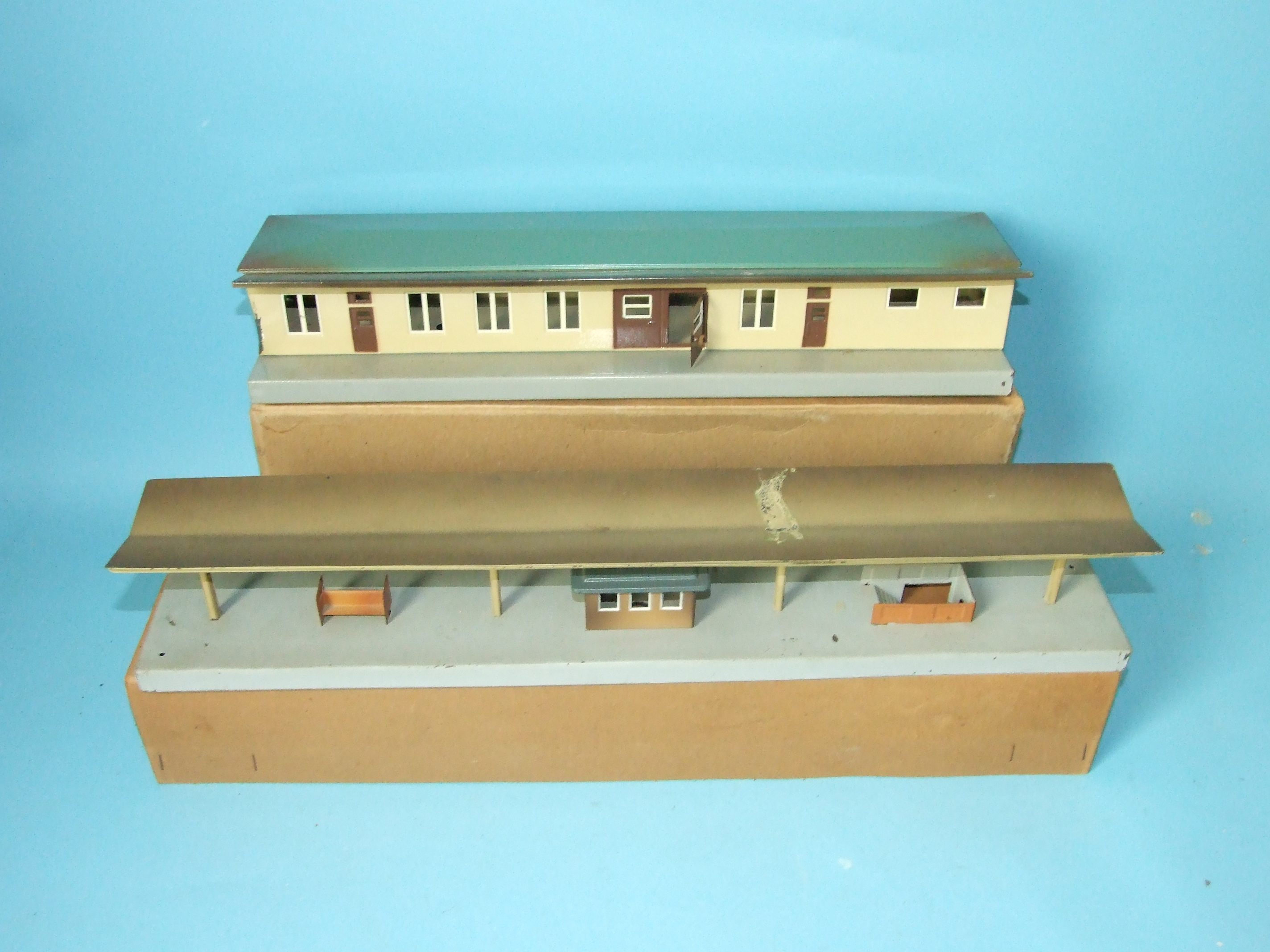 Märklin O gauge, a tinplate single-storey station building c1950's, 45cm, box bearing Märklin label,