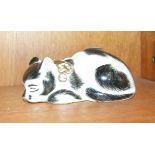 A ceramic model of a sleeping cat, 12cm long.