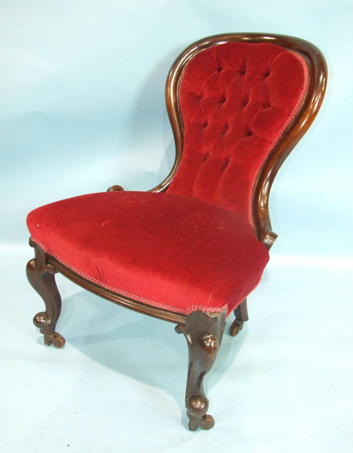 A Victorian mahogany spoon-back salon chair, the upholstered back with carved front legs.