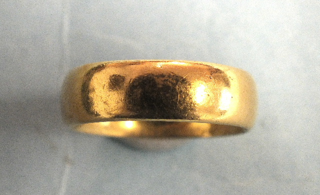 A 22ct gold wedding band, size O, 9g.