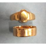 An 18ct gold signet ring, size O and an 18ct gold wedding band, size L, 6.1g, (2).