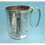 A George V silver christening mug with engraved bouquets and wreath of flowers, London 1923, 7cm