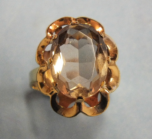 A 9ct gold dress ring set smoky quartz, size O, 4.6g.