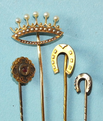 A gold stick pin in the form of a coronet set pearls, (damaged), a small 15ct gold horseshoe stick