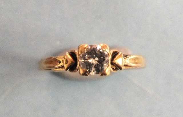 A solitaire diamond ring set a brilliant-cut diamond, in unmarked gold mount, size L, 2.1g.