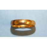 A 22ct gold wedding band, size O, 4g.