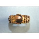 A 9ct gold buckle ring, size Q, 4.6g.