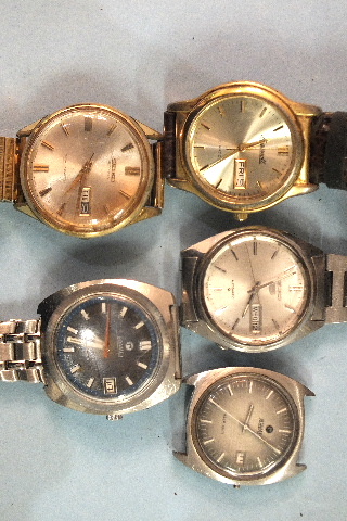 A vintage Seiko Sportsmatic day/date gentleman's wrist watch, (dial damaged) and four other wrist