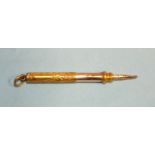 A 15ct gold telescopic propelling pencil with scroll engraving, 68mm/40mm, (open/closed), 7.4g.