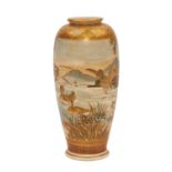 Satsuma Vase. JAPAN, um 1900.Die cremefarbene Glasur ist fein craqueliert und bemalt und