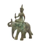 Skulptur des Gottes Indra mit Airavata aus Metall. THAILAND, 20. Jh..Grün patinierte Bronze des