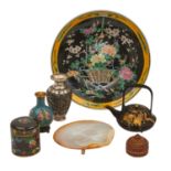 Konvolut: 7 tlg. ASIEN und PERSIEN, 20. Jh..1 Famille-Noire-Rundplatte, D. 31 cm, 1 Cloisonné