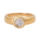 Solitärring mit Brillant, ca. 1 ct ( punz.),fancy champagnerfarben / P2-P3, GG 18K, RW 58,